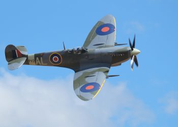 Supermarine_Spitfire_Mk_IX_flying_past